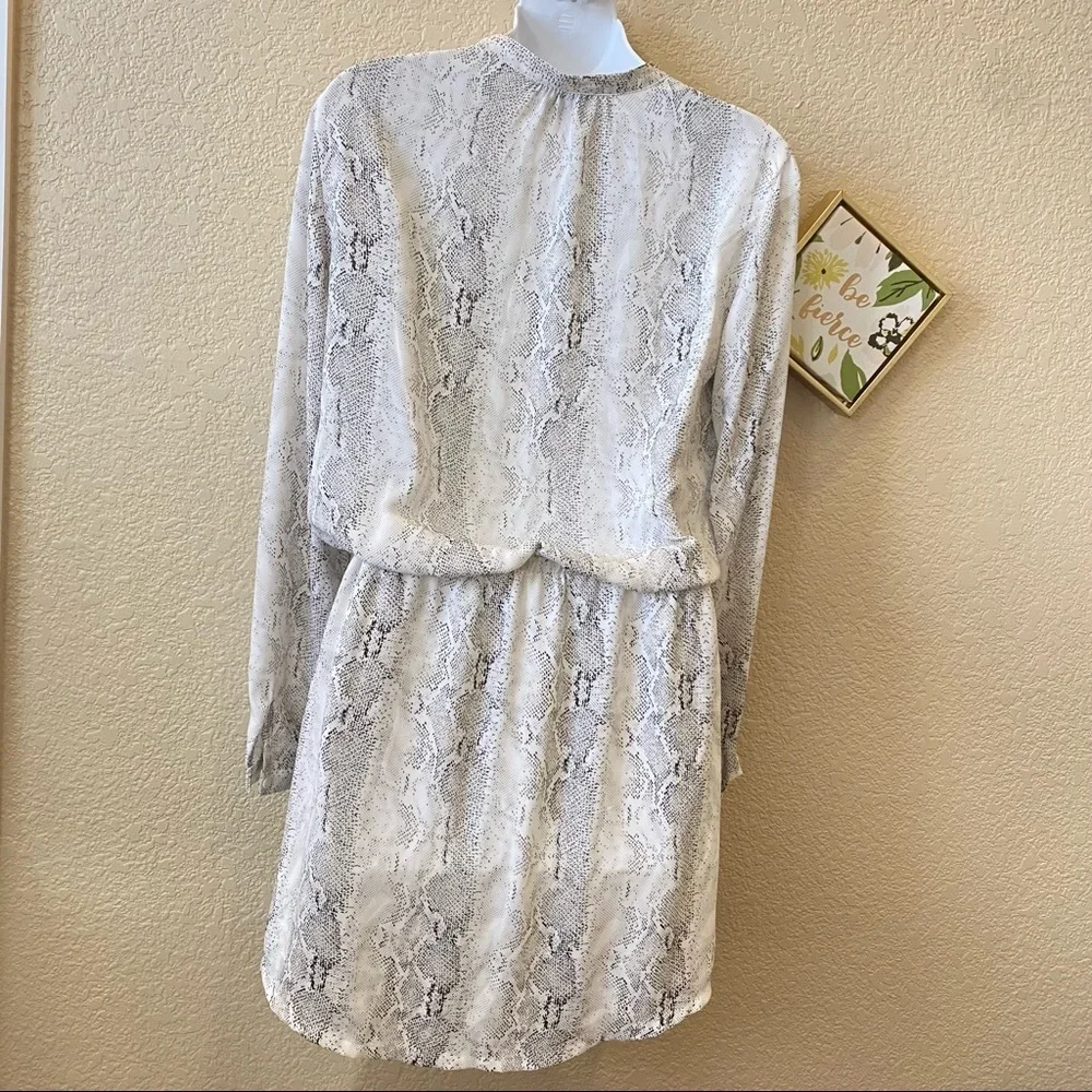 Hilary Radley long sleeve shorts romper white and grey snake skin print small - Picture 5 of 6
